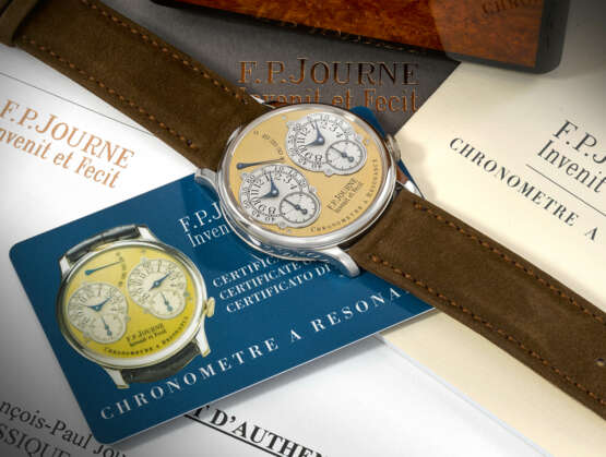 F.P. JOURNE. AN EXTREMELY RARE AND EARLY PLATINUM CHRONOMETER WRISTWATCH WITH RESONANCE-CONTROLLED TWIN INDEPENDENT GEAR-TRAIN BRASS MOVEMENT, POWER RESERVE YELLOW GOLD DIAL - photo 3