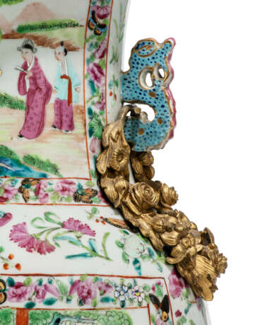 A PAIR OF FRENCH ORMOLU-MOUNTED CHINESE PORCELAIN VASES - фото 4