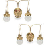 A PAIR OF ARTS AND CRAFTS BRASS, FOIL ENAMEL AND OPALINE WALL-LIGHTS - Foto 1