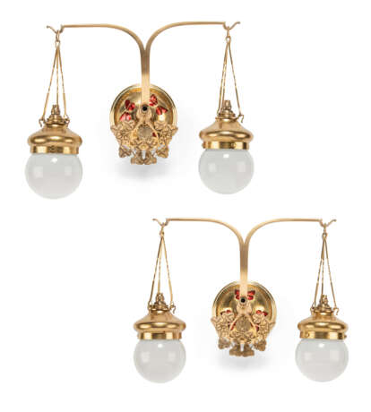 A PAIR OF ARTS AND CRAFTS BRASS, FOIL ENAMEL AND OPALINE WALL-LIGHTS - Foto 1