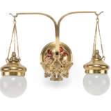 A PAIR OF ARTS AND CRAFTS BRASS, FOIL ENAMEL AND OPALINE WALL-LIGHTS - Foto 4