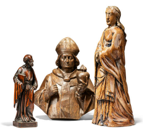 THREE WOOD FIGURES OF THE VIRGIN, SAINT AUGUSTINE AND AN APOSTLE - Foto 1