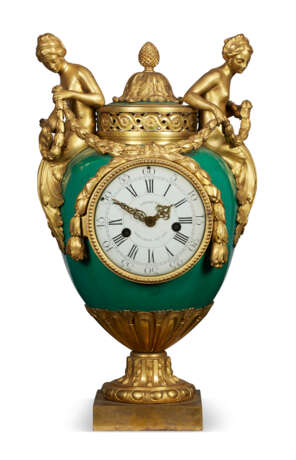 A LATE LOUIS XV ORMOLU-MOUNTED AND SEVRES PORCELAIN FOND VERT MANTEL CLOCK - фото 1