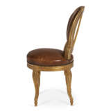 A SET OF FOURTEEN LOUIS XVI STYLE GILTWOOD DINING CHAIRS - Foto 3