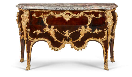 A LARGE FRENCH ORMOLU-MOUNTED KINGWOOD AND BOIS DE SATINE COMMODE - Foto 1