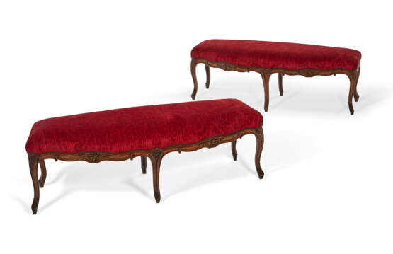 A NEAR PAIR OF LOUIS XV BEECHWOOD BANQUETTES - фото 1