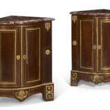 A PAIR OF REGENCE ORMOLU-MOUNTED AND BRASS-INLAID AMARANTH ENCOIGNURES - Foto 1