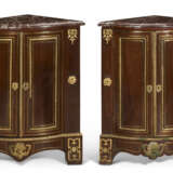 A PAIR OF REGENCE ORMOLU-MOUNTED AND BRASS-INLAID AMARANTH ENCOIGNURES - Foto 2