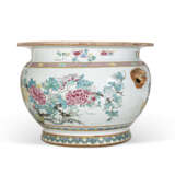 A LARGE CHINESE EXPORT PORCELAIN FAMILLE ROSE FISH BOWL - Foto 3