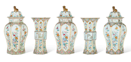 A LARGE CHINESE EXPORT PORCELAIN FAMILLE ROSE FIVE-PIECE GARNITURE - фото 1