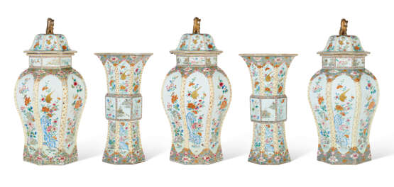 A LARGE CHINESE EXPORT PORCELAIN FAMILLE ROSE FIVE-PIECE GARNITURE - фото 2
