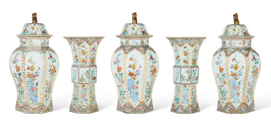 A LARGE CHINESE EXPORT PORCELAIN FAMILLE ROSE FIVE-PIECE GARNITURE - фото 3