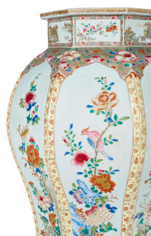 A LARGE CHINESE EXPORT PORCELAIN FAMILLE ROSE FIVE-PIECE GARNITURE - Foto 7