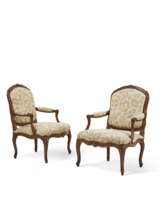 PAIRE DE FAUTEUILS À LA REINE D'ÉPOQUE LOUIS XV