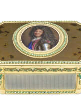 TABATIERE EN OR, EMAIL ET PIERRE DURE D'EPOQUE LOUIS XV