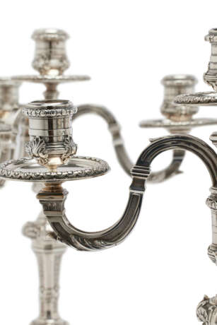 PAIRE DE CANDELABRES A QUATRE LUMIERES EN ARGENT - Foto 4