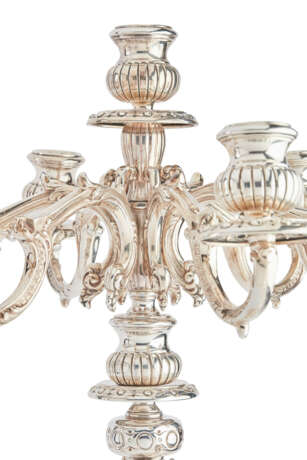 PAIRE DE CANDELABRES A SEPT LUMIERES EN ARGENT ITALIEN - photo 2