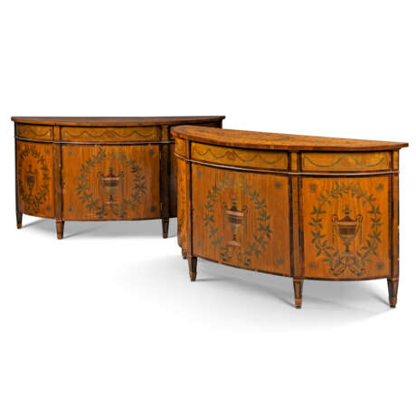 A PAIR OF VICTORIAN BRAZILIAN ROSEWOOD, SATINWOOD, HAREWOOD AND MARQUETRY DEMI-LUNE COMMODES - Foto 3