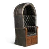 AN EDWARDIAN MAHOGANY AND DEEP-BUTTONED BLACK LEATHER-UPHOLSTERED HALL PORTER'S CHAIR - photo 3