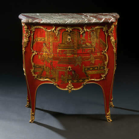 A LOUIS XV ORMOLU-MOUNTED RED AND GILT CHINESE LACQUER AND VERNIS MARTIN COMMODE - фото 1