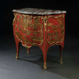 A LOUIS XV ORMOLU-MOUNTED RED AND GILT CHINESE LACQUER AND VERNIS MARTIN COMMODE - фото 3