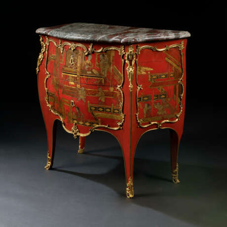 A LOUIS XV ORMOLU-MOUNTED RED AND GILT CHINESE LACQUER AND VERNIS MARTIN COMMODE - фото 4