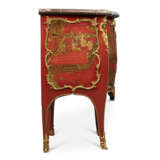 A LOUIS XV ORMOLU-MOUNTED RED AND GILT CHINESE LACQUER AND VERNIS MARTIN COMMODE - Foto 5