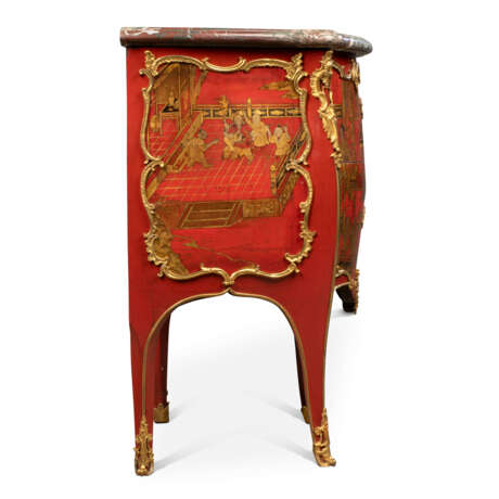 A LOUIS XV ORMOLU-MOUNTED RED AND GILT CHINESE LACQUER AND VERNIS MARTIN COMMODE - фото 5