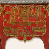 A LOUIS XV ORMOLU-MOUNTED RED AND GILT CHINESE LACQUER AND VERNIS MARTIN COMMODE - Foto 8