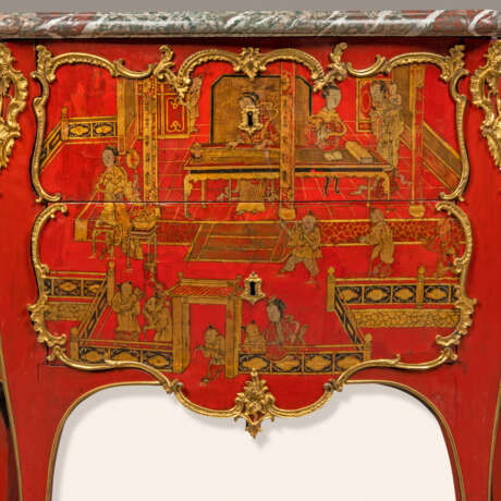 A LOUIS XV ORMOLU-MOUNTED RED AND GILT CHINESE LACQUER AND VERNIS MARTIN COMMODE - фото 8