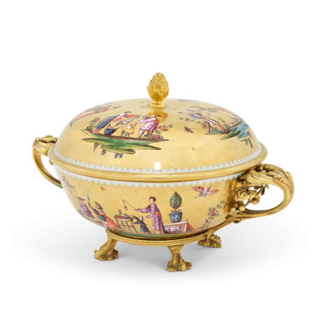 AN ORMOLU-MOUNTED MEISSEN PORCELAIN GOLD-GROUND TWO-HANDLED ECUELLE AND COVER - photo 2