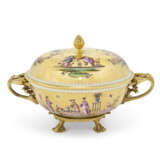 AN ORMOLU-MOUNTED MEISSEN PORCELAIN GOLD-GROUND TWO-HANDLED ECUELLE AND COVER - photo 3