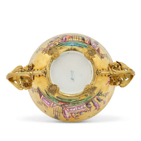 AN ORMOLU-MOUNTED MEISSEN PORCELAIN GOLD-GROUND TWO-HANDLED ECUELLE AND COVER - photo 4