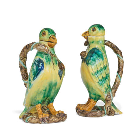TWO GLEINITZ OR PROSKAU FAIENCE PARROT JUGS AND COVERS - photo 2