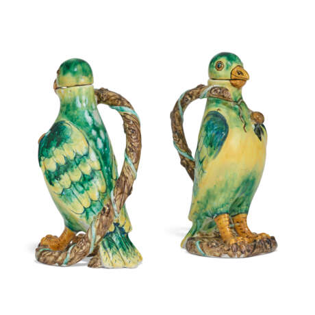 TWO GLEINITZ OR PROSKAU FAIENCE PARROT JUGS AND COVERS - Foto 4