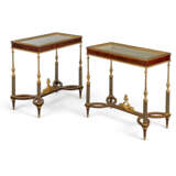 A MATCHED PAIR OF FRENCH ORMOLU-MOUNTED MAHOGANY BIJOUTERIE-TABLES - Foto 2