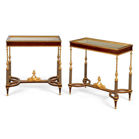 A MATCHED PAIR OF FRENCH ORMOLU-MOUNTED MAHOGANY BIJOUTERIE-TABLES - Foto 3