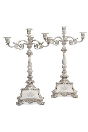 A PAIR OF GEORGE IV SILVER FOUR-LIGHT CANDELABRA - Foto 1