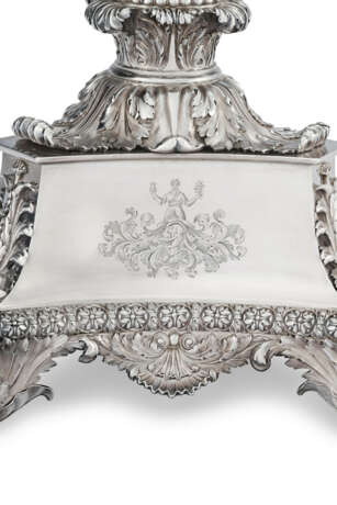 A PAIR OF GEORGE IV SILVER FOUR-LIGHT CANDELABRA - Foto 2