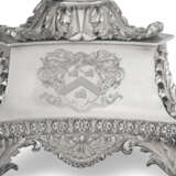 A PAIR OF GEORGE IV SILVER FOUR-LIGHT CANDELABRA - Foto 3
