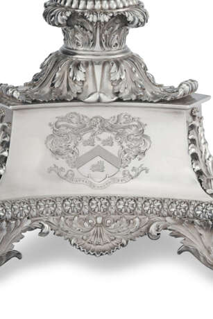 A PAIR OF GEORGE IV SILVER FOUR-LIGHT CANDELABRA - Foto 3