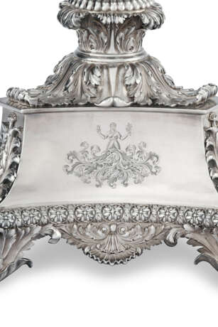 A PAIR OF GEORGE IV SILVER FOUR-LIGHT CANDELABRA - Foto 5