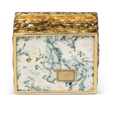 A GEORGE II-STYLE JEWELLED GOLD-MOUNTED HARDSTONE NECESSAIRE - photo 5