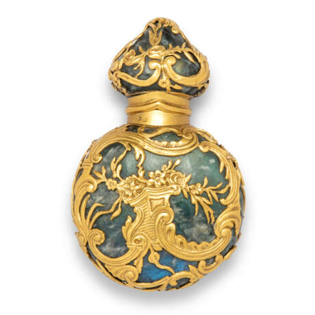 A GERMAN GOLD-MOUNTED HARDSTONE SCENT-BOTTLE - фото 1