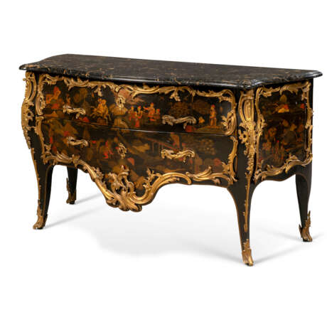 A LOUIS XV ORMOLU-MOUNTED 'VERNIS MARTIN' COMMODE - photo 2