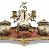 A FRENCH ORMOLU-MOUNTED CHINESE LACQUER AND CHINESE PORCELAIN TWIN-BRANCH ENCRIER - фото 1