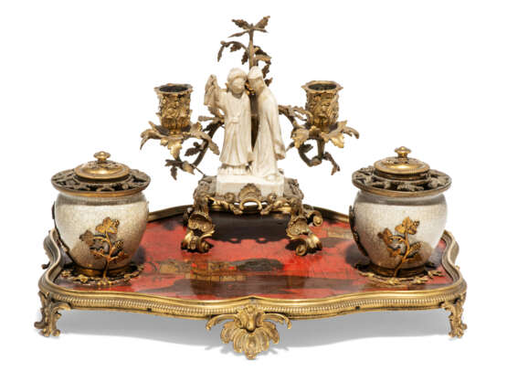 A FRENCH ORMOLU-MOUNTED CHINESE LACQUER AND CHINESE PORCELAIN TWIN-BRANCH ENCRIER - Foto 1