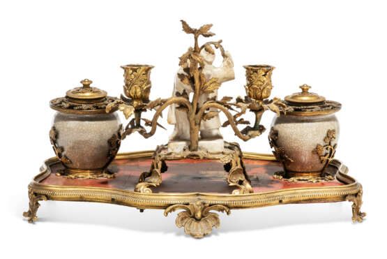 A FRENCH ORMOLU-MOUNTED CHINESE LACQUER AND CHINESE PORCELAIN TWIN-BRANCH ENCRIER - Foto 4