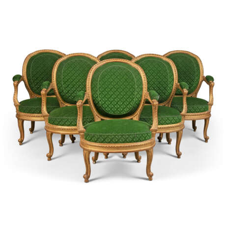 A SET OF SIX LATE LOUIS XV GILTWOOD FAUTEUILS - Foto 1