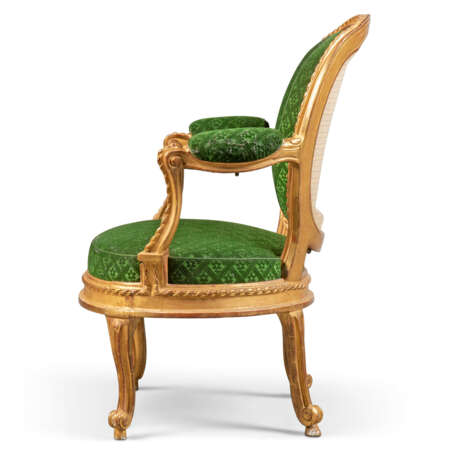 A SET OF SIX LATE LOUIS XV GILTWOOD FAUTEUILS - фото 2